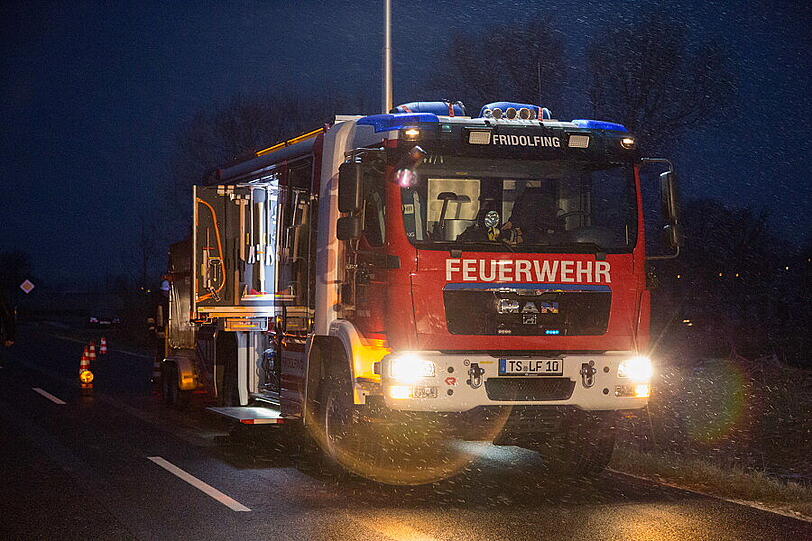 Ein mit Schnittholz beladener Lkw aus Slowenien ist am Montagabend gegen 18.30 Uhr von der Fahrbahn abgekommen und in ein Feld gekippt. Der Fahrer wurde leicht verletzt. Die Bilder