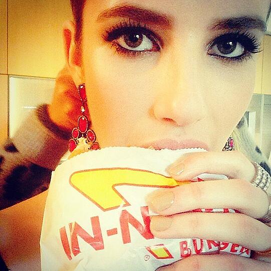 Kurzer Snack vor den Golden Globes: Emma Roberts