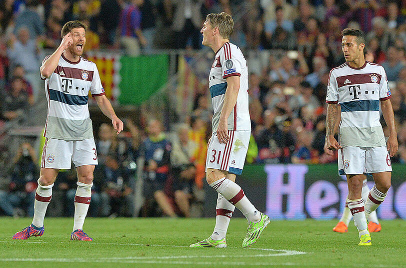 Wie wollen sie in einer Woche das Wunder schaffen? Bayerns Xabi Alonso, Bastian Schweinsteiger und Thiago.