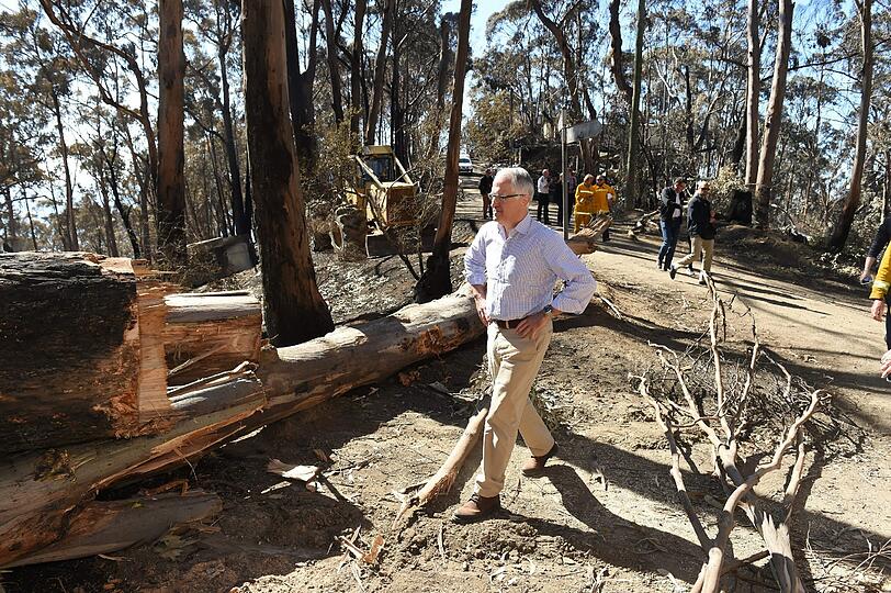 Australiens Ministerpräsident Malcolm Turnbull besichtigt Schäden nach den Wald- und Buschbränden in seinem Land.