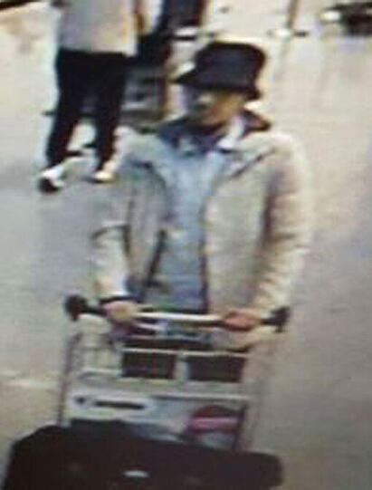 Die Polizei veröffentlichte am Dienstagabend ein Foto, das drei Männer zeigt, die am Flughafen Brüssel von einer Überwachungskamera erfasst worden sind. Die Staatsanwaltschaft geht davon aus, dass zwei von ihnen als Selbstmordattentäter gestorben sind. Den dritten Mann schrieb die Polizei zur Fahndung aus und veröffentlichte auf Twitter ein Foto von ihm.