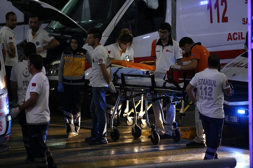 Bei dem Terroranschlag am Flughafen Atatürk in Istanbul haben sich zwei der Angreifer vor dem Ankunftsbereich des Internationalen Terminals in die Luft gesprengt, ein weiterer auf dem angrenzenden Parkplatz.