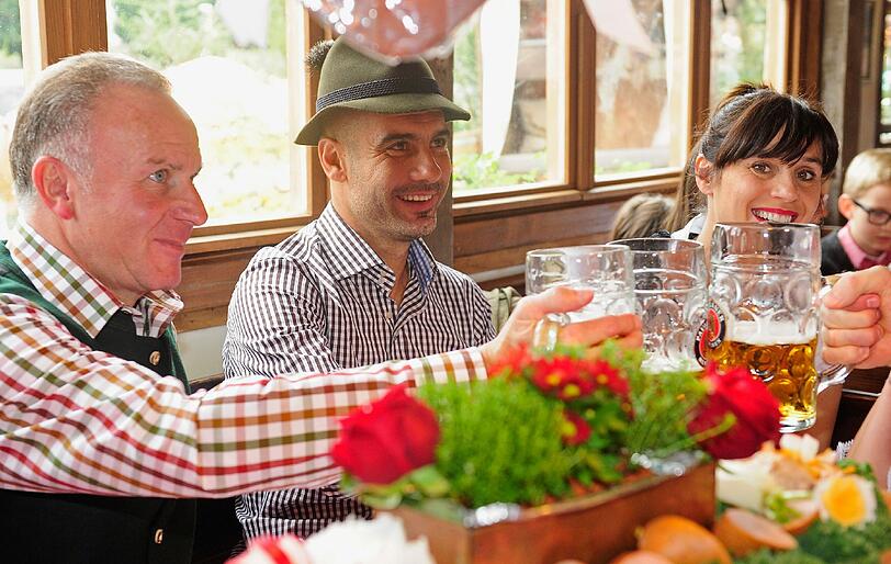 Karl-Heinz Rummenigge mit Pep Guardiola und seiner Frau Cristina
