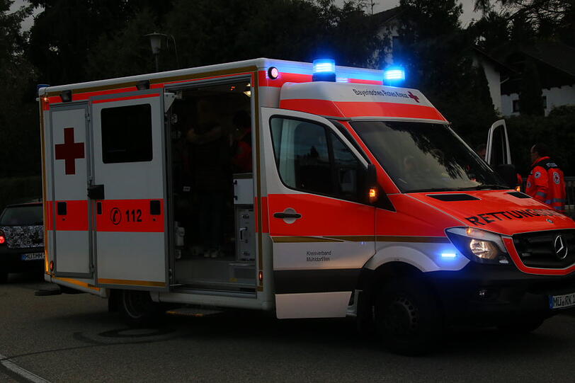 Der Anhänger ist zerstört, alle drei Unfallbeteiligten kamen ins Krankenhaus.