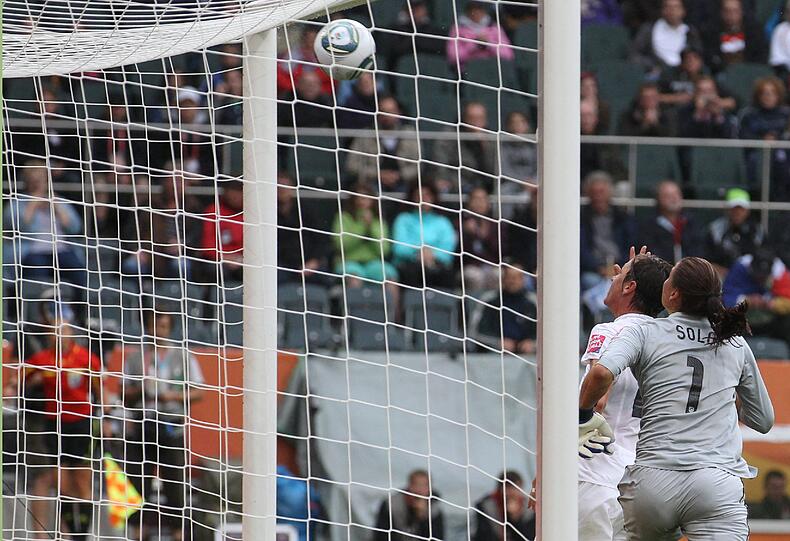 Die schönste Entdeckung der Frauen-WM: Hope Solo. Das Leben der USA-Torfrau soll jetzt sogar verfilmt werden. Ihre schönsten Bilder gibt's hier bei uns.