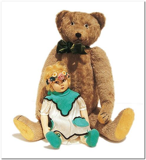 Vorne sitzt die italienische Filzpuppe namens "Lenci". Woher der braune Bär kommt, ist dagegen nicht bekannt. Viel wichtiger: Auf Wunsch eines Spenders sitzen die beiden seit 1928 in stetiger Umarmung.