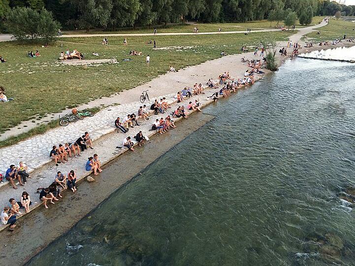 Auf den Stufen sitzen, das macht Laune. Es geht auch ohne Müll.