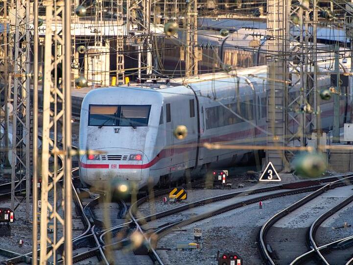 Ein ICE-Zug der Deutschen Bahn fährt am Abend aus dem Hauptbahnhof München. Foto: Peter Kneffel/Archivbild