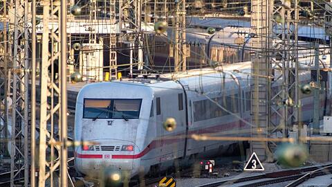 Ein ICE-Zug der Deutschen Bahn fährt am Abend aus dem Hauptbahnhof München. Foto: Peter Kneffel/Archivbild