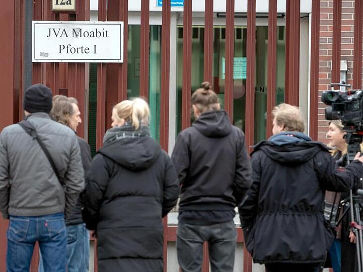 Journalisten warten vor der Pforte 1 der Justizvollzugsanstalt Moabit, wo der Schwager der vermissten Rebecca festgehalten worden war.