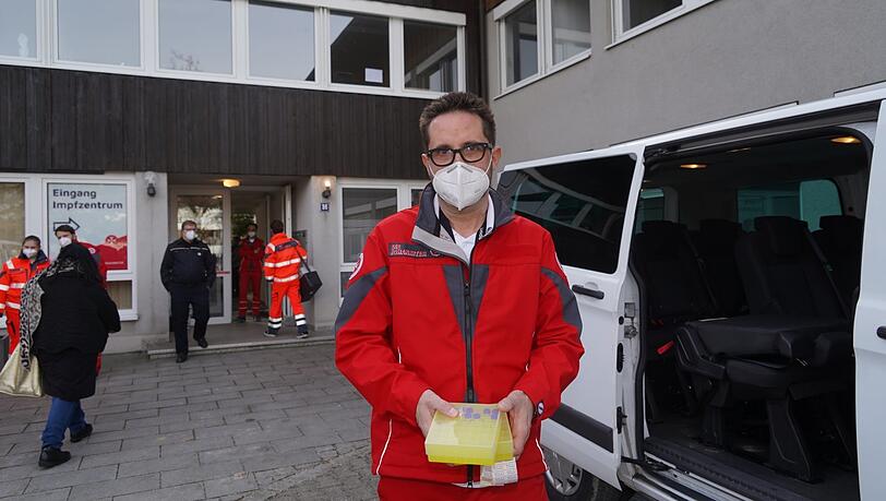 Markus Bauer, Katastrophenschutz- Leiter der Johanniter mit Ampullen. Markus Bauer, Katastrophenschutz- Leiter der Johanniter mit Ampullen.