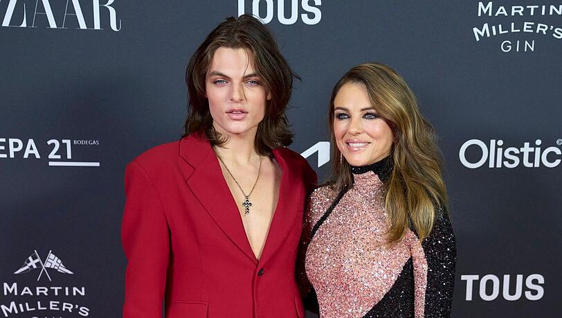 Damian und Elizabeth Hurley posieren bei den "Harper's Bazaar Women of the Year Awards" für die Fotografen.