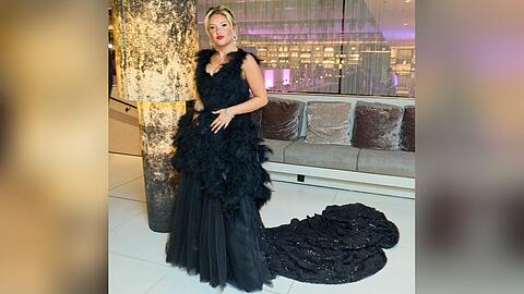 Evelyn Burdecki mit ihrem Opernball-Kleid in Wien.