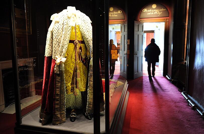 Auch die Krönungsrobe von King George III. kann...