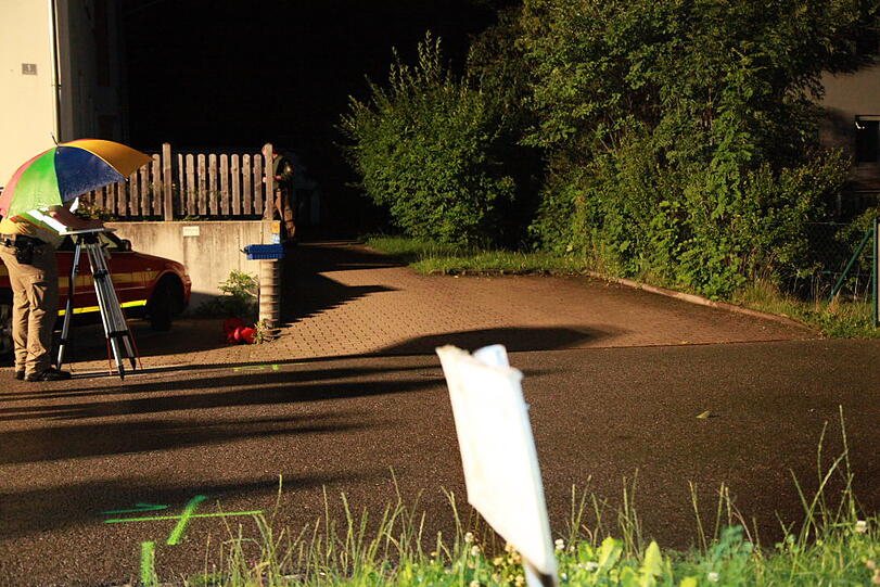 Ein neun Jahre altes Mädchen ist im Landkreis Rosenheim auf ihrem Kinderfahrrad von einem Auto überfahren und tödlich verletzt worden. Das Kind sei am Donnerstagabend in Pfraundorf in einem Wohngebiet eine abschüssige Straße heruntergefahren und von einem einbiegenden Auto frontal erfasst worden, teilte die Polizei in München mit. Es wurde gegen die Motorhaube geschleudert und geriet unter die Räder. Die Bilder vom Unfallort.