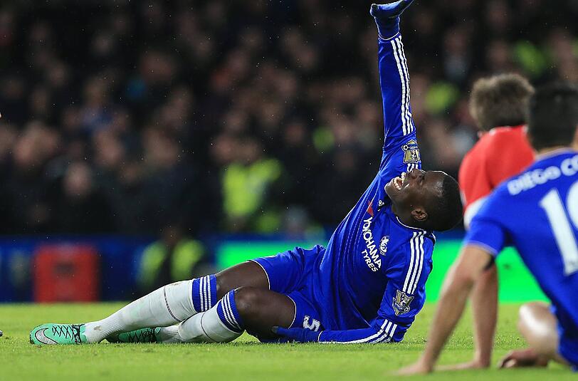 Kurt Zouma krümmt sich vor Schmerzen auf dem Boden.