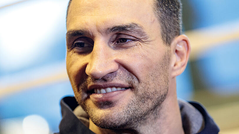 Beim Pressetraining in der Tennishalle seine Stamm-Hotels "Stanglwirt" gibt Wladimir Klitschko nur begrenzte Einblicke in seine Vorbereitung. Drei Runden Tatzenarbeit mit seinem amerikanischen Trainer Jonathon Banks, dazu eine Sparringsrunde mit dem 27-jährigen Ukrainer Viktor Vykhryst &ndash; einem von rund 15 Sparringspartnern, die ihm helfen sollen auf seinem Weg zurück auf den Schwergewichtsthron. Auffällig bei der 3-Minuten-Einheit ist, wie gut durchtrainiert Klitschko schon jetzt wirkt.