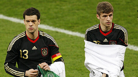 3. März 2010, Freundschaftsländerspiel Deutschland gegen Argentinien in München (0:1): Michael Ballack (links) und Thomas Müller.