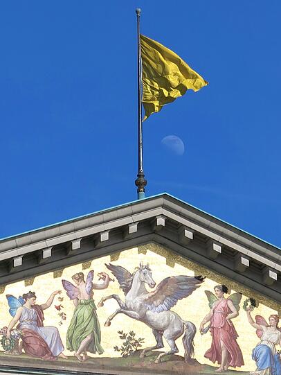 Die Fahne, das Max Joseph-Denkmal und der Mond: Ein schönes Stillleben über der Oper.