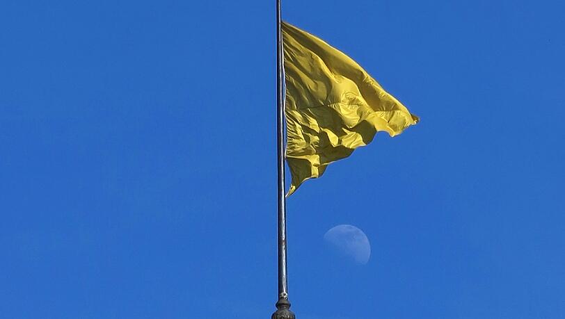 Die Fahne, das Max Joseph-Denkmal und der Mond: Ein schönes Stillleben über der Oper. Die Fahne, das Max Joseph-Denkmal und der Mond: Ein schönes Stillleben über der Oper.