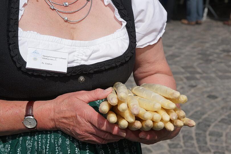 Maria Endres vom Spargelverband freut sich über frisch geernteten Spargel.