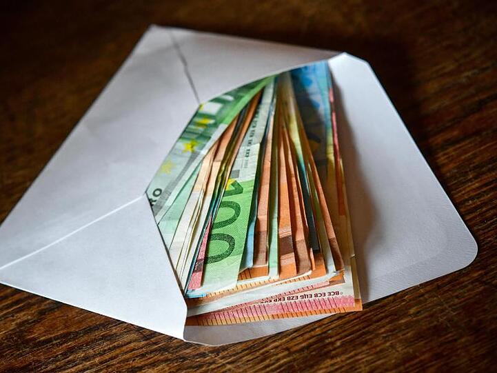 Anleger profitierten auch von gestiegenen Kursen an den Aktienmärkten.