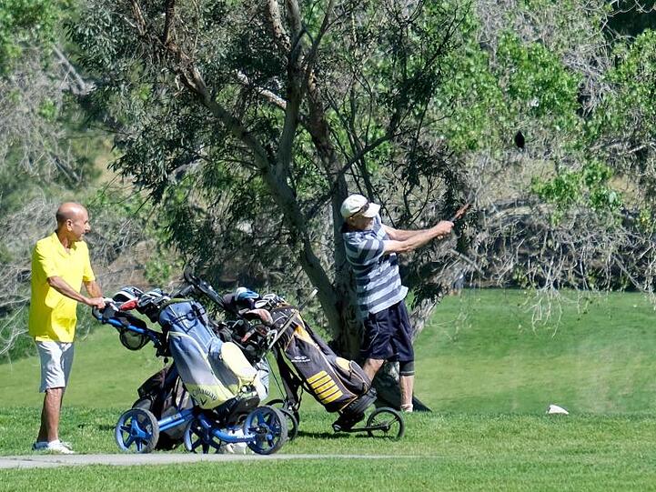 Ein Golfer schlägt ab. Foto: Dean Musgrove/Orange County Register via ZUMA/dpa/Archivbild