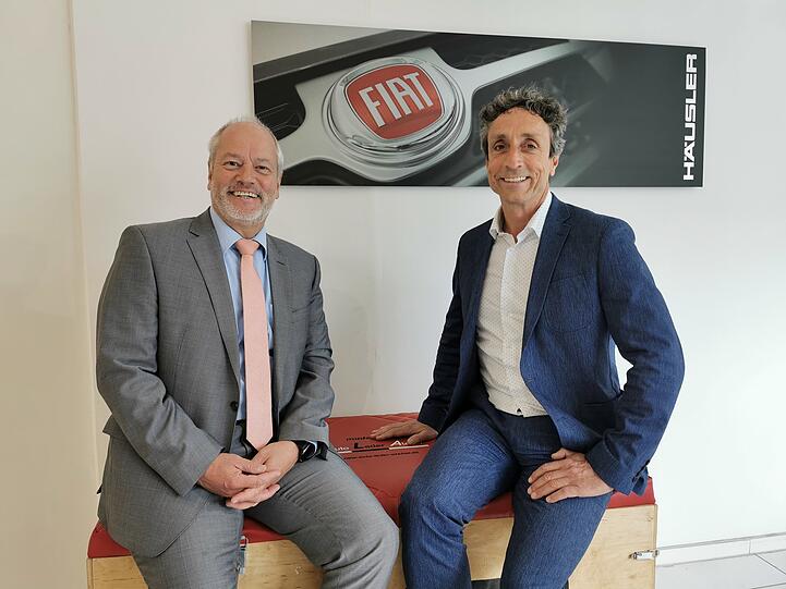 Geschäftsführer Michael Rappl und Fiat-Verkaufsleiter Peter Fischer freuen sich über 10 Jahre Fiat bei Häusler.