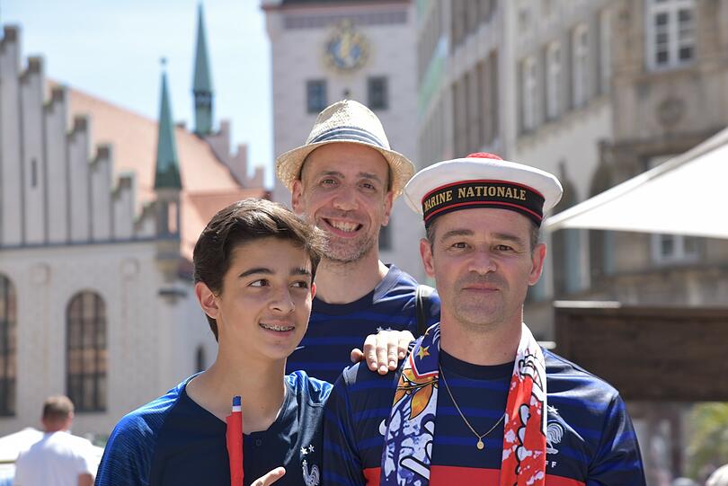 Ob dieser Herr wirklich bei der nationalen Marine dient? Wahrscheinlich hat doch eher der Kostümverleih ausgeholfen.
