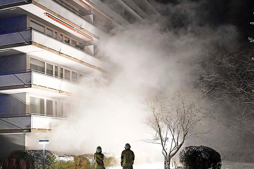 Unter schwerem Atemschutz kontrollierten die
Einsatzkräfte die Wohnungen des Gebäudes.
