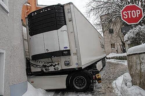 Festgefahren: Der Schinken-Transporter in der Falle.