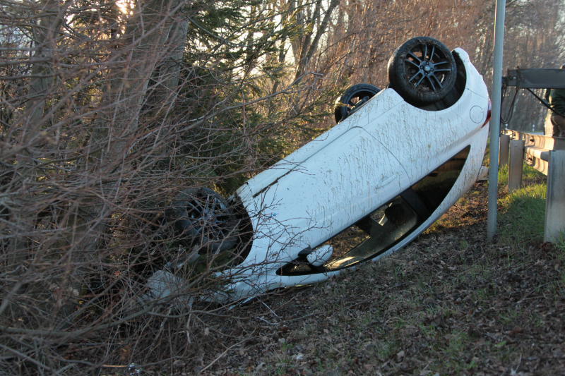Die Leiptplanke als Sprungschanze: Ein Opel-Fahrer ist bei Aschau am Inn von der B12 abgekommen und mit seinem Wagen auf dem Dach gelandet. Der Fahrer wurde leicht verletzt.