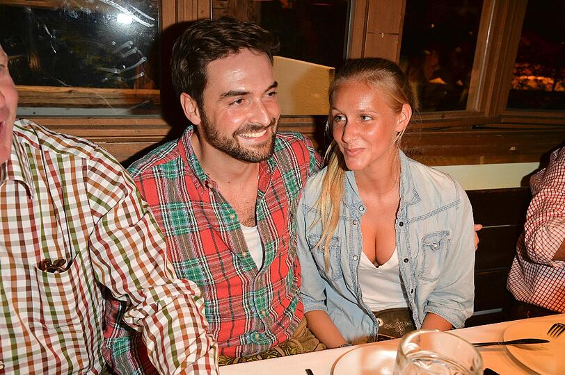 Roman hatte sich mit seiner Freundin Lisa verlobt. Auf der Wiesn haben sie darauf angestoßen.