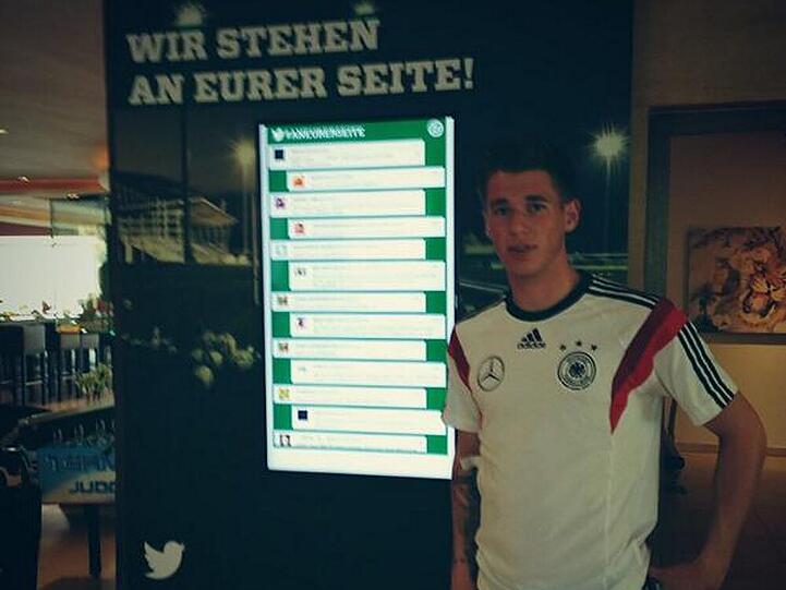 Debütant Erik Durm und die neu installierte "Twitterwall"