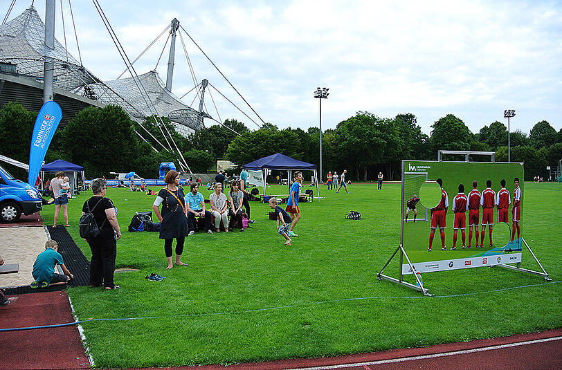 Der Sommernachtslauf im Olympiapark konnte mit 1.900 Teilnehmern einen neuen Rekord verbuchen. Klicken Sie sich durch die Bilderstrecke.