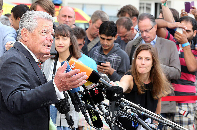Bundespräsident Joachim Gauck besucht die Flüchtlingsunterkunft im ehemaligen Rathaus in Berlin-Wilmersdorf.