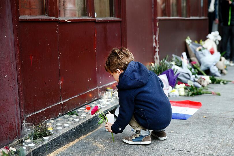 Trauer in und um Paris. Die Bilder nach der Serie von der Terroranschlägen.