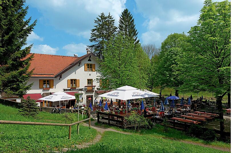 Wer nach dem Burgspaziergang noch einkehren mag: Direkt an der Isar in Höllriegelskreuth liegt der Biergarten Brückenwirt.