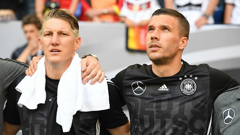 Der gemeinsame Weg der Lausbuben Schweinsteiger (l.) und Podolski begann 2004. Der gemeinsame Weg der Lausbuben Schweinsteiger (l.) und Podolski begann 2004.