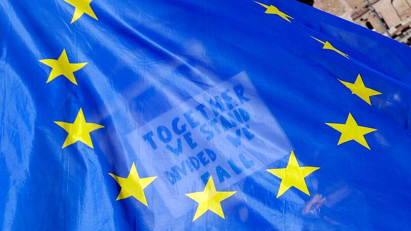 "Together we stand, divided we fall" - "Zusammen stehen wir, getrennt fallen wir".