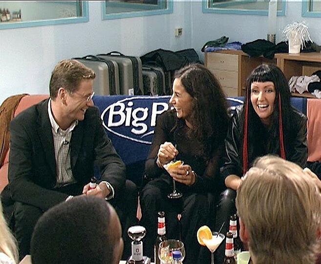 Verona Poth war Gast in der erst Big Brother-Staffel - Guido Westerwelle kam in der zweiten Staffel vorbei und brachte Essen und einen Alkohol-Korb mit. Mit wem besuchte er 2000 Deutschlands bekannteste Zweck-WG?
a) Nina Hagen 
b) Hans-Dietrich Genscher
c) Wolfgang Petri