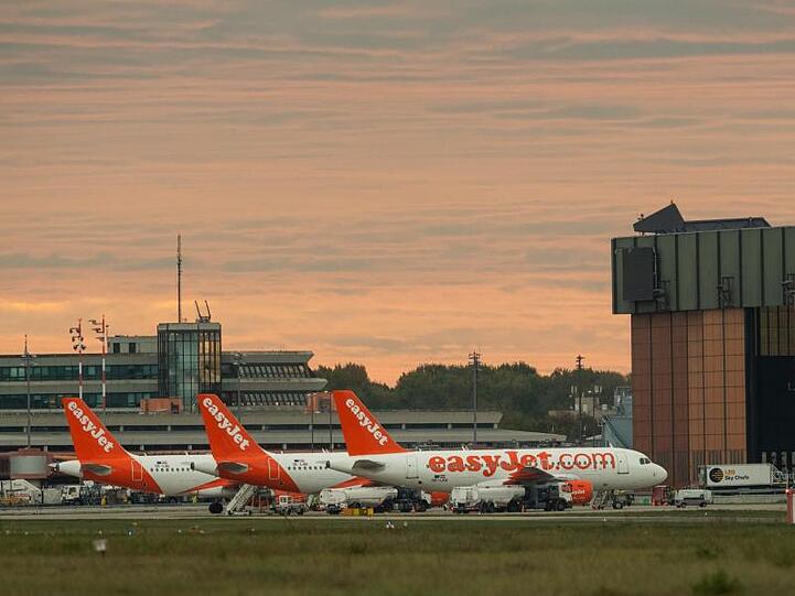Drei Flugzeuge der Airline Easyjet stehen auf dem Rollfeld vom Flughafen Berlin-Tegel.