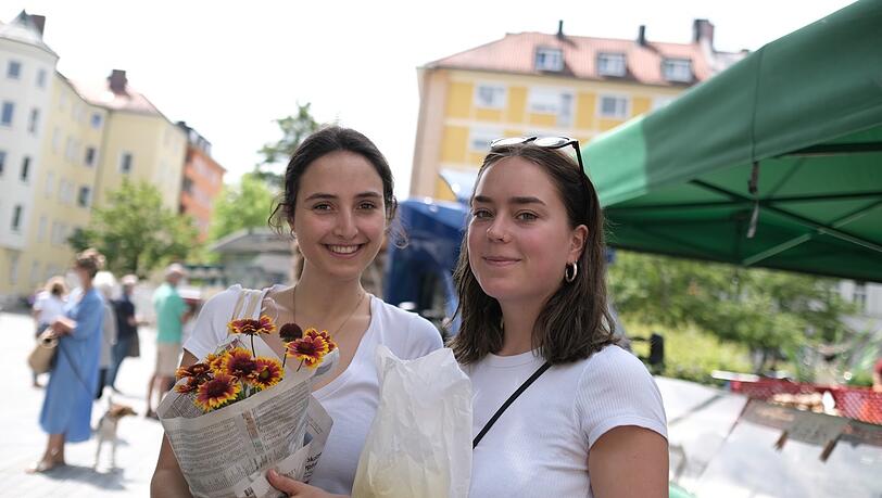 Louisa Ullmann und Lissy Haußleiter beim Bummel am Josephsplatz. Louisa Ullmann und Lissy Haußleiter beim Bummel am Josephsplatz.