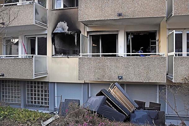Das Feuer brach in der Küche der Erdgeschosswohnung aus. Das Feuer brach in der Küche der Erdgeschosswohnung aus.