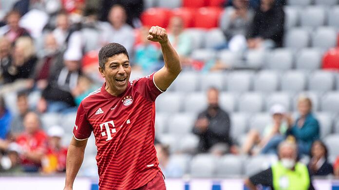 Ex-Bayern-Angreifer Giovane Elber jubelt über einen Treffer im Spiel der Legenden. (Archivbild)