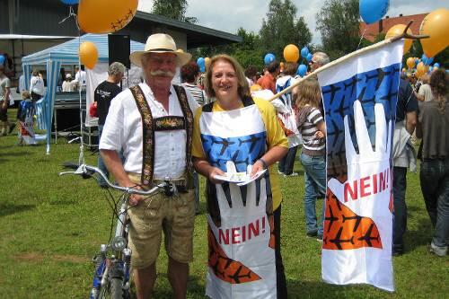 Will die Staatsregierung bei der Landtagswahl abwatschen: Anwohner Manfred Schneider mit Sabine Leutheusser-Schnarrenberger, Landeschefin der FDP, bei einer Demo gegen die Erweiterung des Flughafens Oberpfaffenhofen.