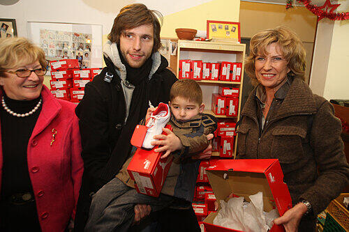 Schuhe für Alle: Inge Kaluza von der Tafel mit Marcus Wöhrl, dem kleinen Jirit und Dagmar Wöhrl (von links).