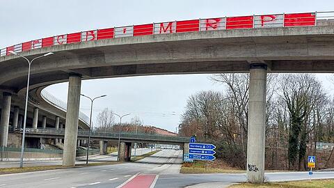 Der Autobahnzubringer zur A9 in Rot und Weiß des FCB. Foto: privat