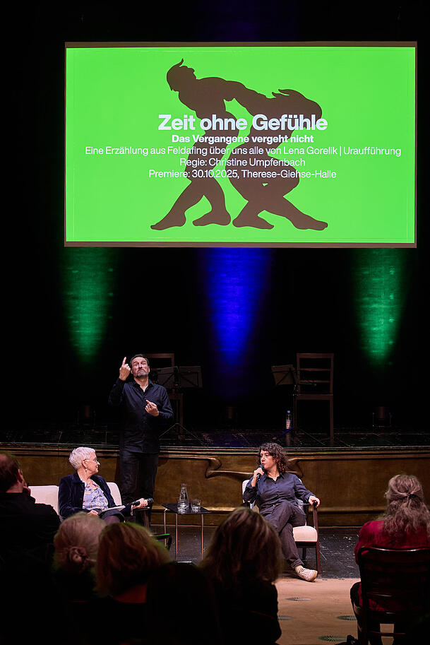 Es geht aufwärts! Die Intendantin Barbara Mundel (links) im Gespräch mit der Schriftstellerin Lena Gorelik. In der Mitte der Gebärdensprachendolmetscher Christian Pflugfelder. Es geht aufwärts! Die Intendantin Barbara Mundel (links) im Gespräch mit der Schriftstellerin Lena Gorelik. In der Mitte der Gebärdensprachendolmetscher Christian Pflugfelder.