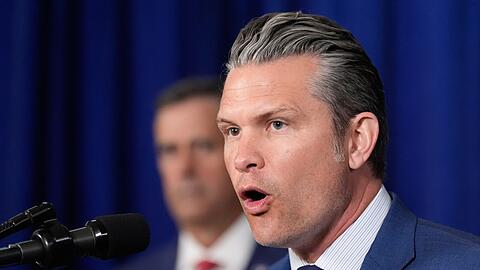 Er teilte den Post des zust&auml;ndigen Regionalkommandos des US-Milit&auml;rs &uuml;ber den erneuten Angriff auf X - US-Verteidigungsminister Pete Hegseth. (Archivbild)